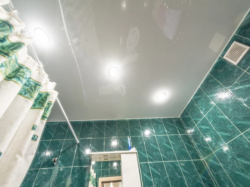 Белый лаковый натяжной потолок для ванной в Волжский Волгограде заказать